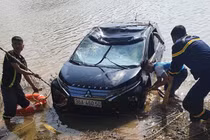 Ô tô lao xuống sông Mã, 3 người đàn ông tử vong