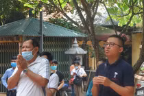 Người dân không đeo khẩu trang, bất chấp dịch COVID-19 tại chùa Phúc Khánh