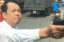 Bắt khẩn cấp đối với Giám đốc cầm súng đe dọa tài xế lái xe