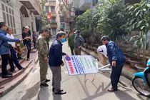 Người dân tự ý lập “trạm BOT” không cho xe máy, ô tô đỗ trong ngõ