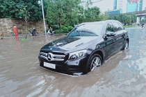 Đường phố Hà Nội biến thành "sông" sau mưa lớn, hàng loạt ô tô chết máy