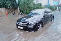 Đường phố Hà Nội biến thành "sông" sau mưa lớn, hàng loạt ô tô chết máy