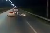 Video: Xe tải phóng nhanh tạt đầu xe máy ngã văng ra đường rồi bỏ trốn