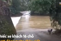 Video: Xe 16 chỗ bị nước cuốn