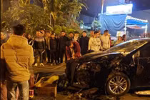 Xe máy kẹp 3 sinh viên va chạm với ô tô, 2 người chết