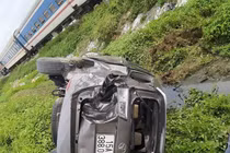 Cố vượt đường tàu, xe Innova ngửa bụng nằm dưới ruộng