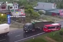 Video: Xe khách bị đầu kéo lấn làn "ủn" lao xuống ruộng