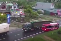 Video: Xe khách bị đầu kéo lấn làn "ủn" lao xuống ruộng