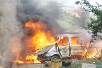 2 xe khách 16 chỗ đậu ở bãi đất trống bốc cháy trơ khung