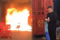 Video: Danh tính thanh niên đốt quán nước trước mặt nhiều người