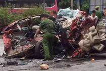 Xe container đè bẹp ô tô làm 3 người chết: Tình trạng kiểm định các xe thế nào?