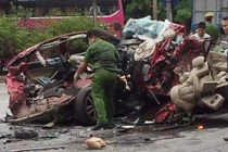 Xe container đè bẹp ô tô làm 3 người chết: Tình trạng kiểm định các xe thế nào?