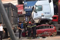 Ô tô con bị xe container chèn bẹp dúm khiến 3 người tử vong