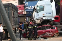 Ô tô con bị xe container chèn bẹp dúm khiến 3 người tử vong