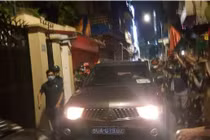 Video: Công an rời đi cùng nhiều thùng tài liệu sau khám nhà ông Nguyễn Đức Chung