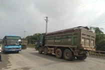 Xe quá khổ, quá tải “tàn phá” những cây cầu ở Hà Nội