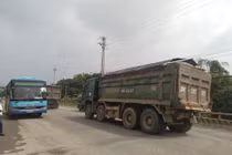 Xe quá khổ, quá tải “tàn phá” những cây cầu ở Hà Nội