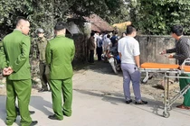 Mẹ chết trong tư thế treo cổ, con 8 tuổi tử vong ngoài sân