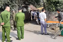 Mẹ chết trong tư thế treo cổ, con 8 tuổi tử vong ngoài sân