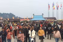 Hàng nghìn người chen chân lên chùa Tam Chúc lớn nhất thế giới ở Hà Nam