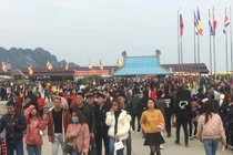 Hàng nghìn người chen chân lên chùa Tam Chúc lớn nhất thế giới ở Hà Nam