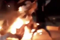Xe máy bốc cháy vì đèn gió từ trên trời rơi xuống