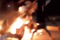 Xe máy bốc cháy vì đèn gió từ trên trời rơi xuống