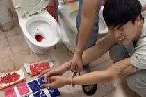 Nước bồn cầu đỏ ngầu như máu, thanh niên khóc thét khi công an ập vào