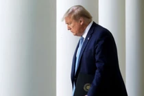 Trợ lý rời bỏ, ông Trump tiếp tục cuộc chiến pháp lý trong đơn độc