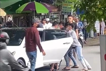 Video: Thanh niên bị "bắt cóc” giữa ban ngày, bạn lao ôtô tới giải cứu