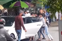 Video: Thanh niên bị "bắt cóc” giữa ban ngày, bạn lao ôtô tới giải cứu