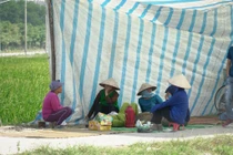 Ông Chung bị bắt, vụ bãi rác Nam Sơn bỏ ngỏ, dân lại chặn xe rác