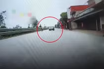 Video: Ngủ gật khi lái ô tô, tài xế lấn làn đâm trực diện xe tải