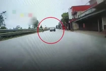 Video: Ngủ gật khi lái ô tô, tài xế lấn làn đâm trực diện xe tải