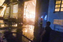 70 lính cứu hỏa xuyên đêm chữa cháy xưởng gỗ