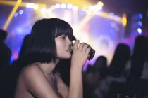 Một ngày, bố em dẫn về người đàn ông sẵn sàng làm bố đứa bé trong bụng chị gái, nhưng vừa nói được vài câu, chị giận dữ đứng dậy bỏ đi