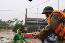 Hình ảnh miền Trung ngập lụt ngày 21/10: Nước vẫn mênh mông