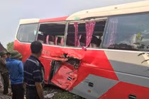 Tàu hỏa va chạm với xe đưa đón học sinh 45 chỗ, nhiều em hoảng loạn