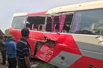 Tàu hỏa va chạm với xe đưa đón học sinh 45 chỗ, nhiều em hoảng loạn