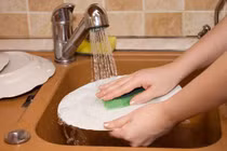 Bắt vợ ở nhà rửa bát ngày Tết, chồng bị phạt 