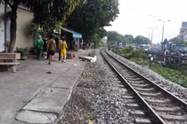 Tài xế Grab bị tàu hỏa húc văng hàng chục mét, tử vong tại chỗ