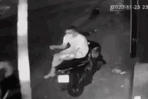 Video: Bị cướp giật điện thoại, người đàn ông thất thần đứng nhìn