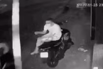 Video: Bị cướp giật điện thoại, người đàn ông thất thần đứng nhìn