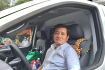 Ông Đoàn Ngọc Hải tự cầm lái chở bệnh nhân nghèo về quê miễn phí