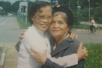 Người phụ nữ kéo cờ trong lễ Độc lập năm 1945 qua đời