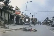 Video: Vượt trái ô tô, 2 thanh niên ngã “cày” mặt xuống đường