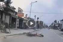 Video: Vượt trái ô tô, 2 thanh niên ngã “cày” mặt xuống đường