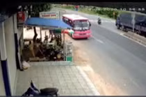 Video: Vội bắt xe, nữ sinh bị ôtô tông trực diện khi băng sang đường