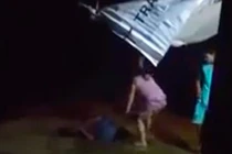 Con trai 16 tuổi cùng mẹ trói chân tay bố, dùng dép vả vào mặt