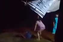 Con trai 16 tuổi cùng mẹ trói chân tay bố, dùng dép vả vào mặt